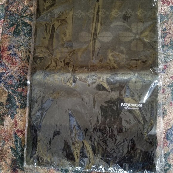 NWT various patterns, cashmere scarf, lucky 4 leaf clover, dk green/gold/black - Picture 2 of 10